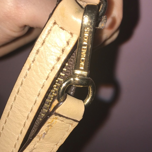 SOLD Michael Kors wrist wallet with strap - Picture 4 of 10